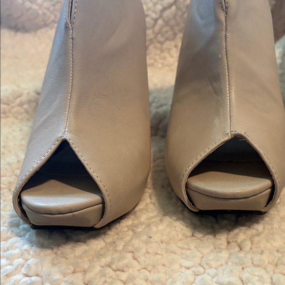 Shully's Elegant Cream Peep-Toe Heels NWOT Size 9 - Picture 4 of 7